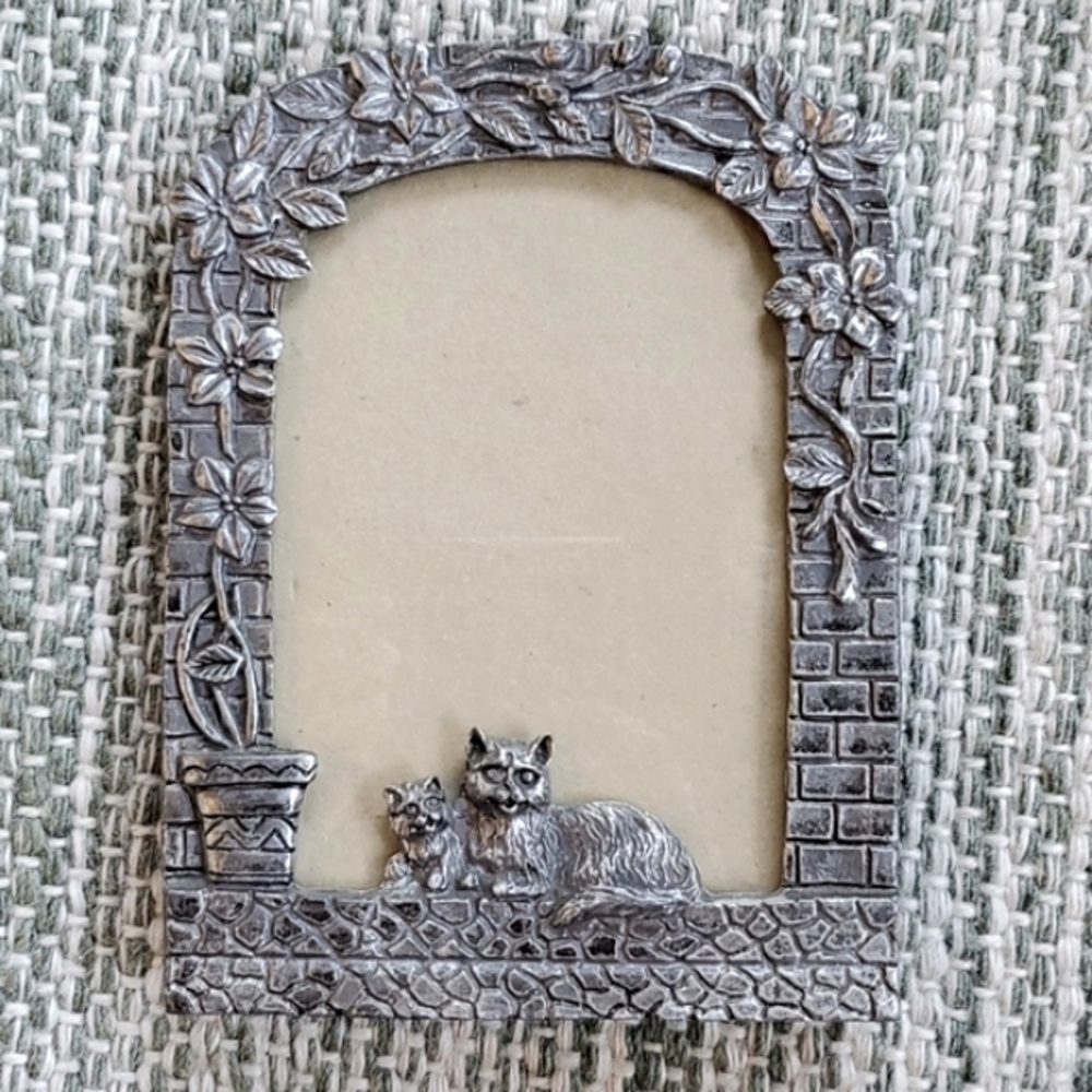 Vintage Pewter Garden Flowers Cat  Frame 4×6